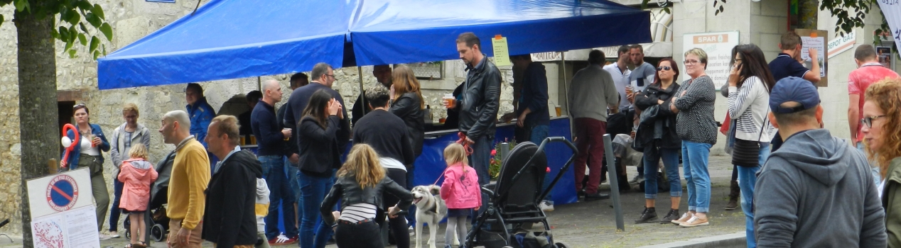 habitants sur le marché de la place du champ de foire